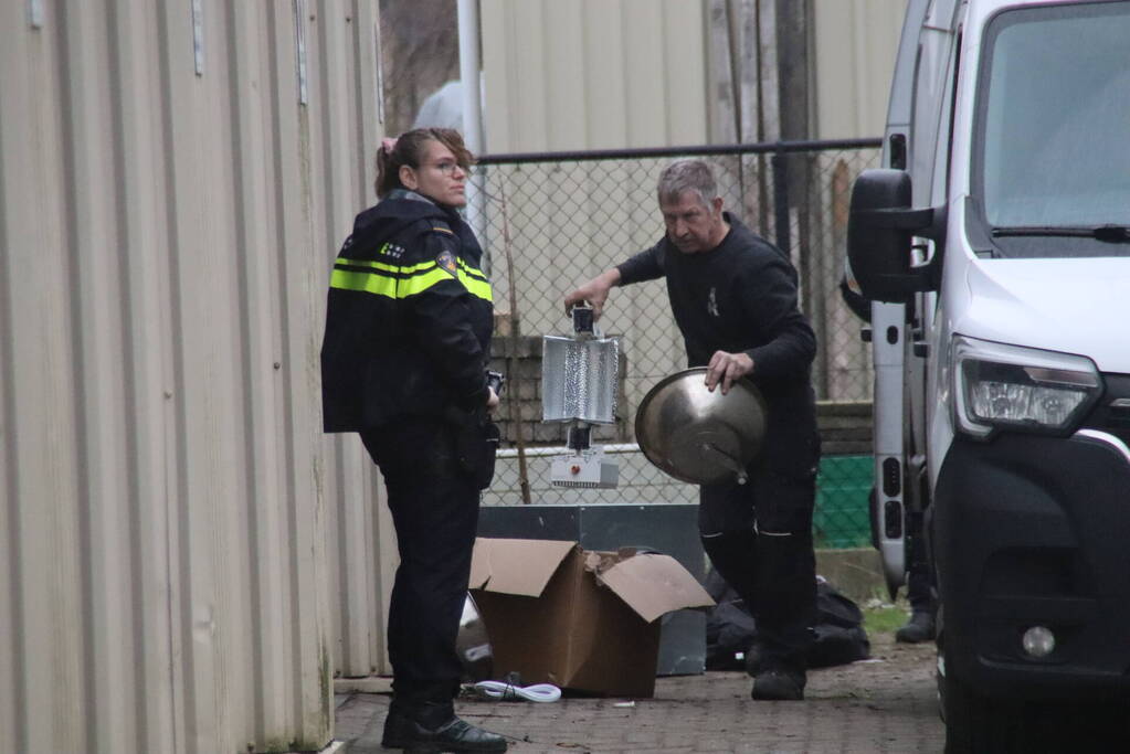 Politie neemt benodigdheden voor een wietplantage in beslag