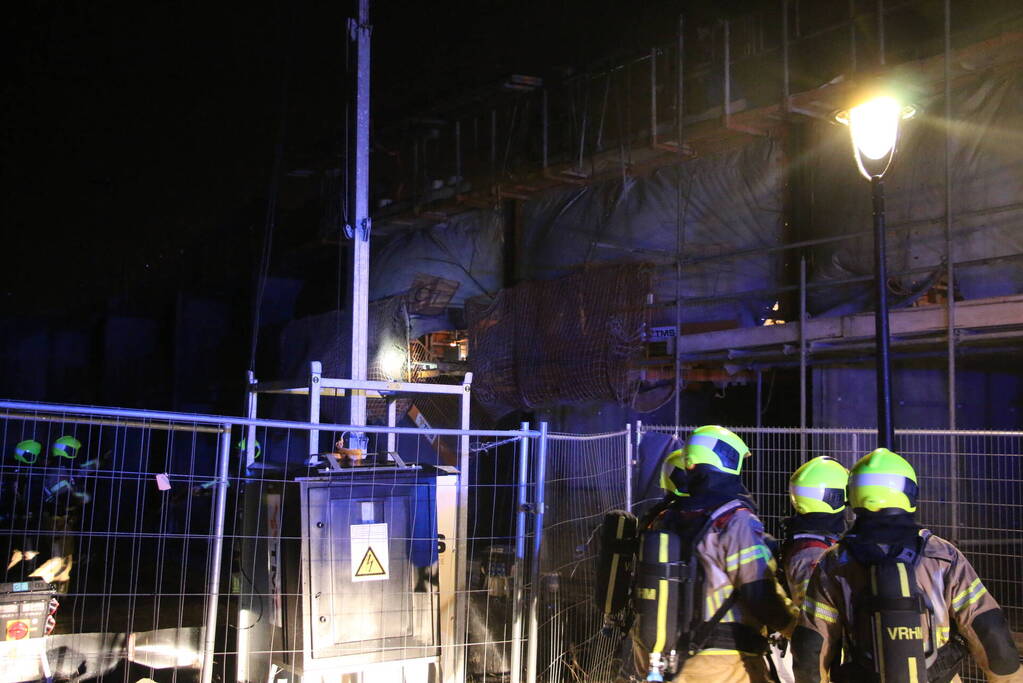 Gasheaters op bouwplaats vatten vlam door harde wind