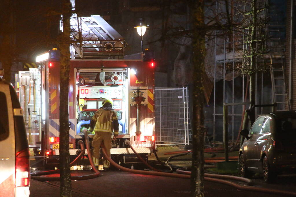 Gasheaters op bouwplaats vatten vlam door harde wind