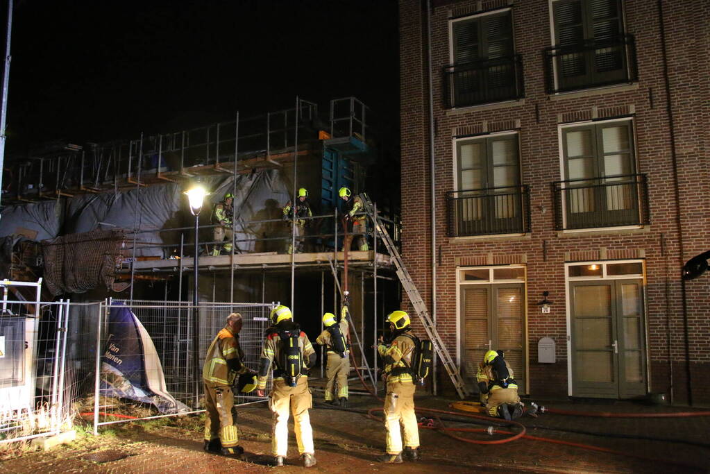 Gasheaters op bouwplaats vatten vlam door harde wind