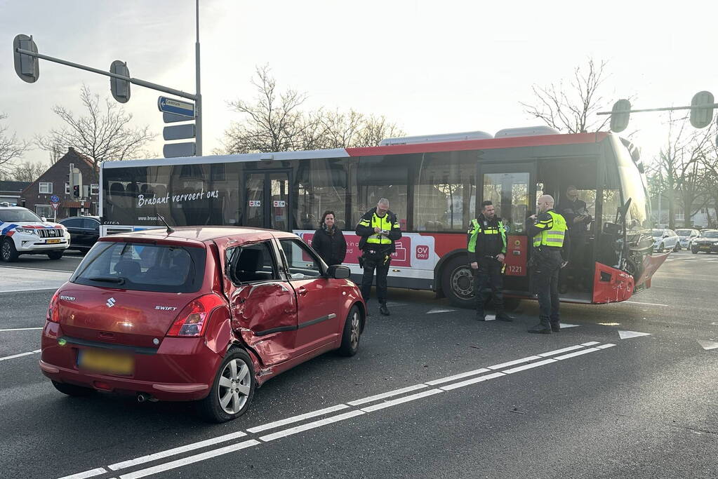 Gewonde bij ongeval tussen auto en lijnbus