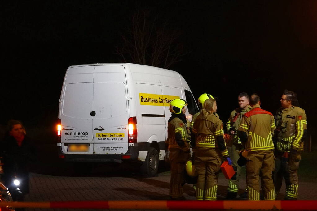 Bestelbus klapt op betonnen muur