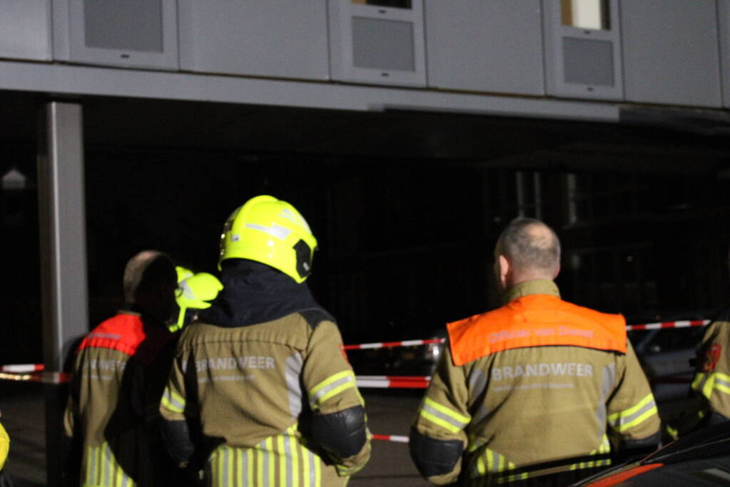 Bestuurder bakwagen schat hoogte verkeerd en ramt gebouw