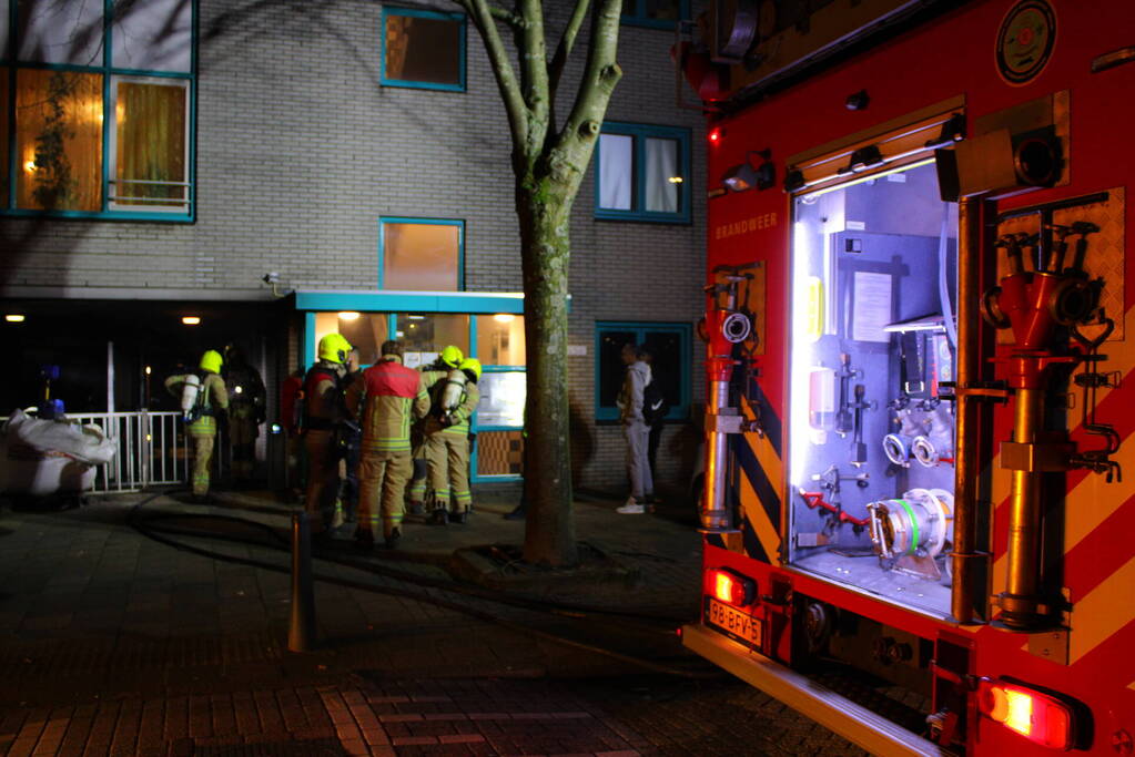 Scooter in brand onder flatgebouw