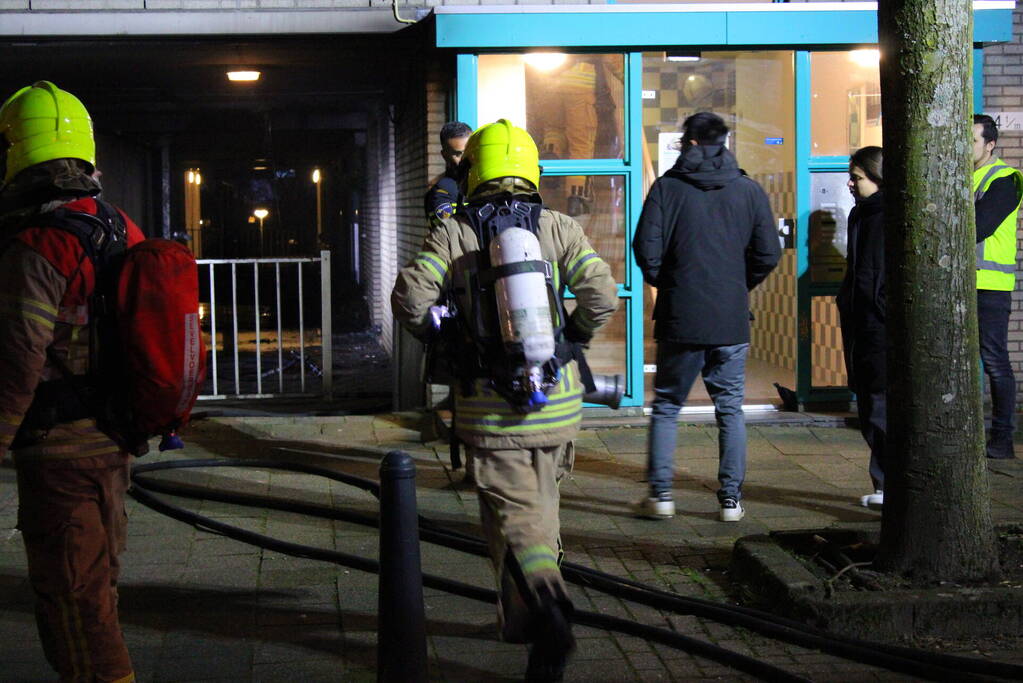 Scooter in brand onder flatgebouw