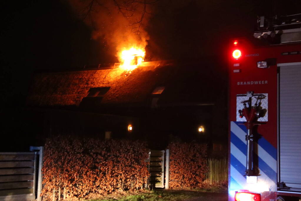 Felle uitslaande brand in woning met rietendak