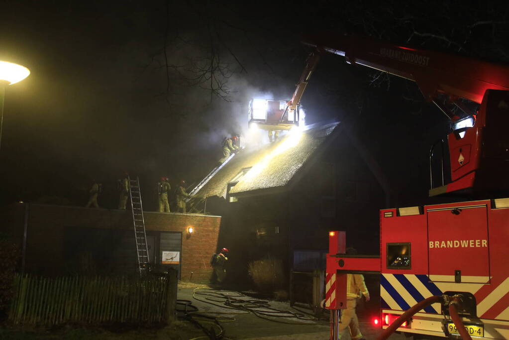 Felle uitslaande brand in woning met rietendak