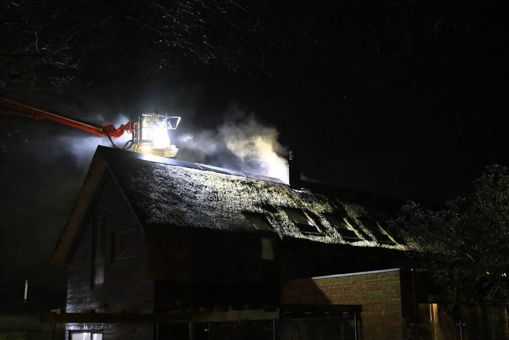 Felle uitslaande brand in woning met rietendak