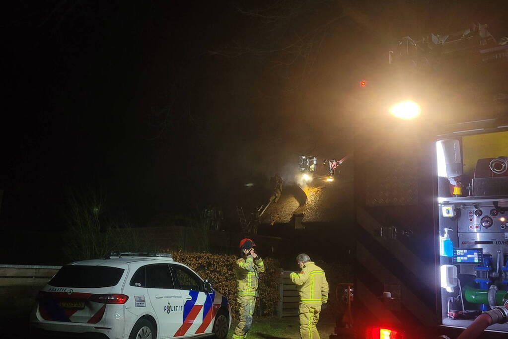 Felle uitslaande brand in woning met rietendak