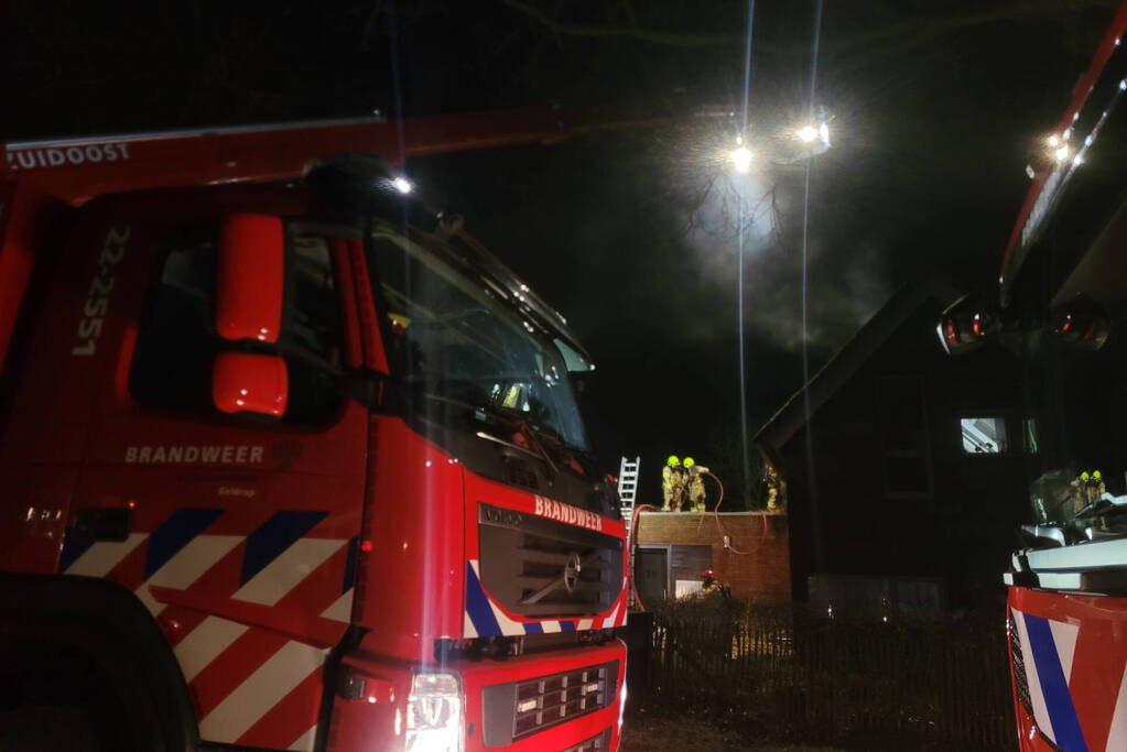 Felle uitslaande brand in woning met rietendak