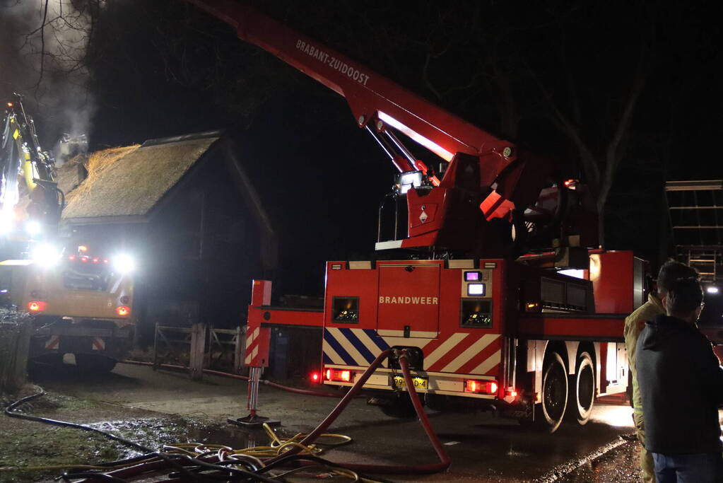 Felle uitslaande brand in woning met rietendak