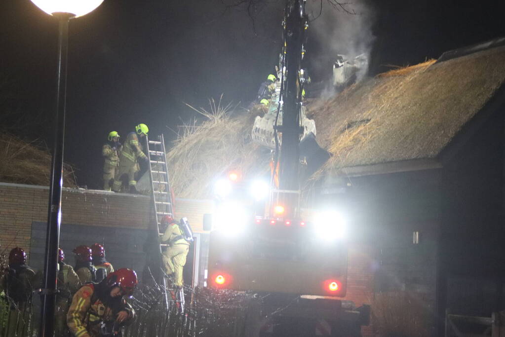 Felle uitslaande brand in woning met rietendak