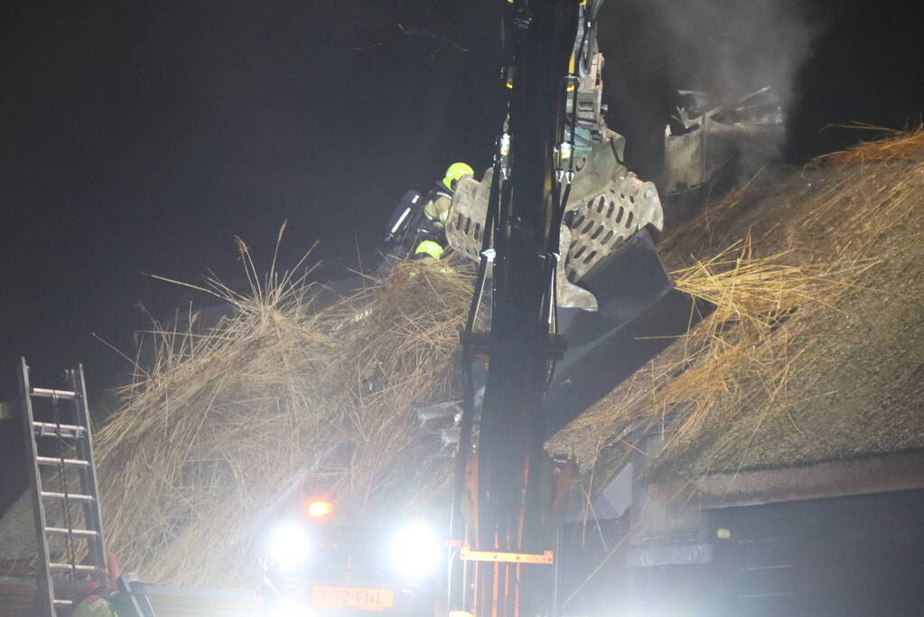 Felle uitslaande brand in woning met rietendak