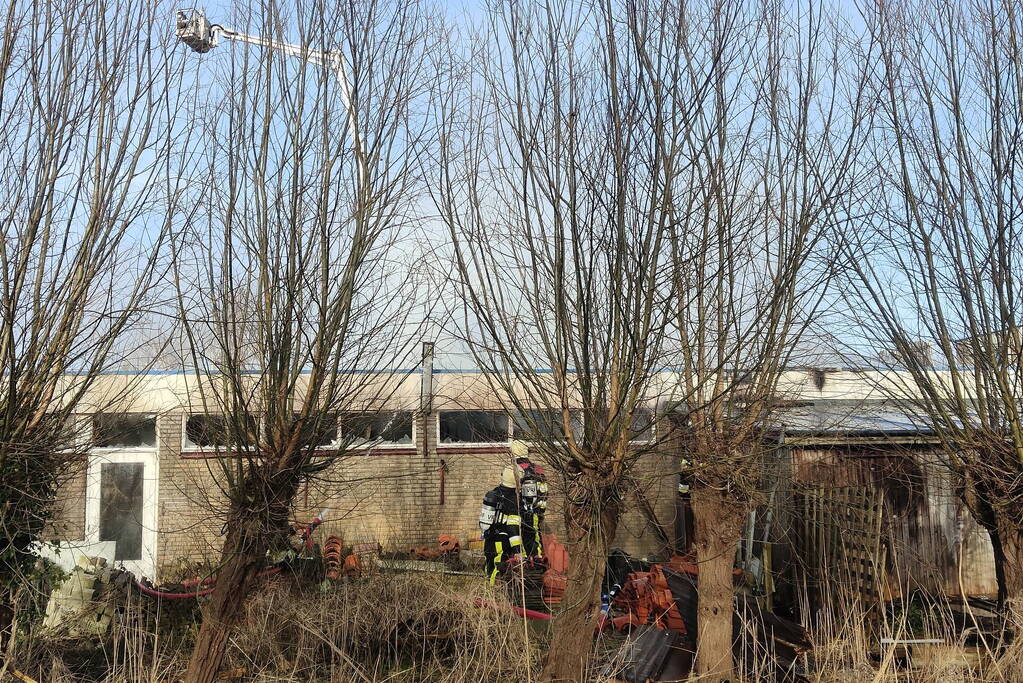 Hevige rookontwikkeling bij zeer grote brand in loods