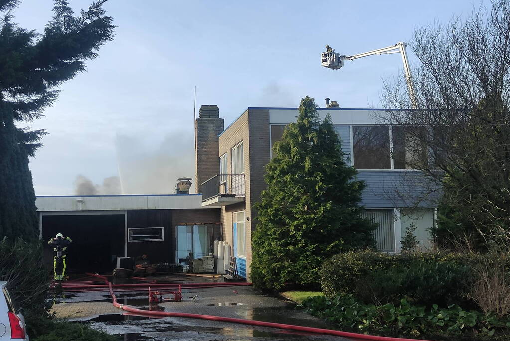 Hevige rookontwikkeling bij zeer grote brand in loods