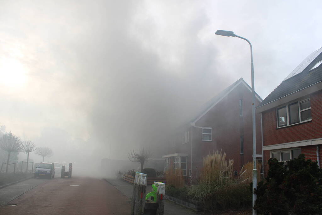 Hevige rookontwikkeling bij zeer grote brand in loods