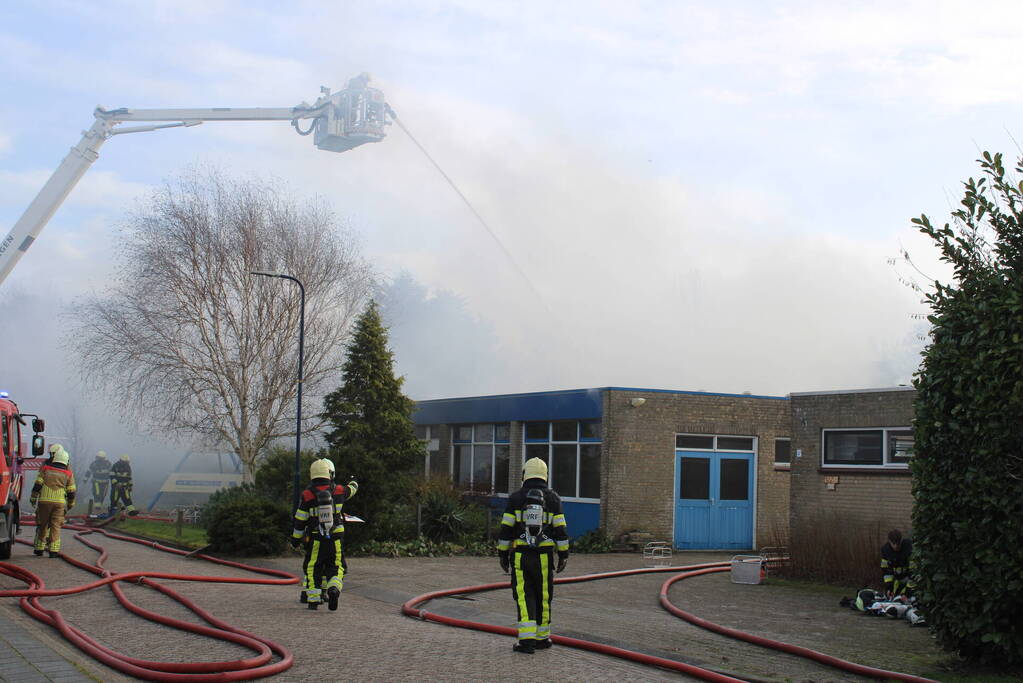 Hevige rookontwikkeling bij zeer grote brand in loods