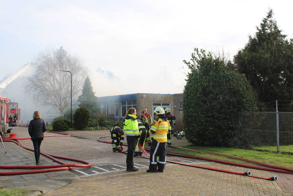 Hevige rookontwikkeling bij zeer grote brand in loods