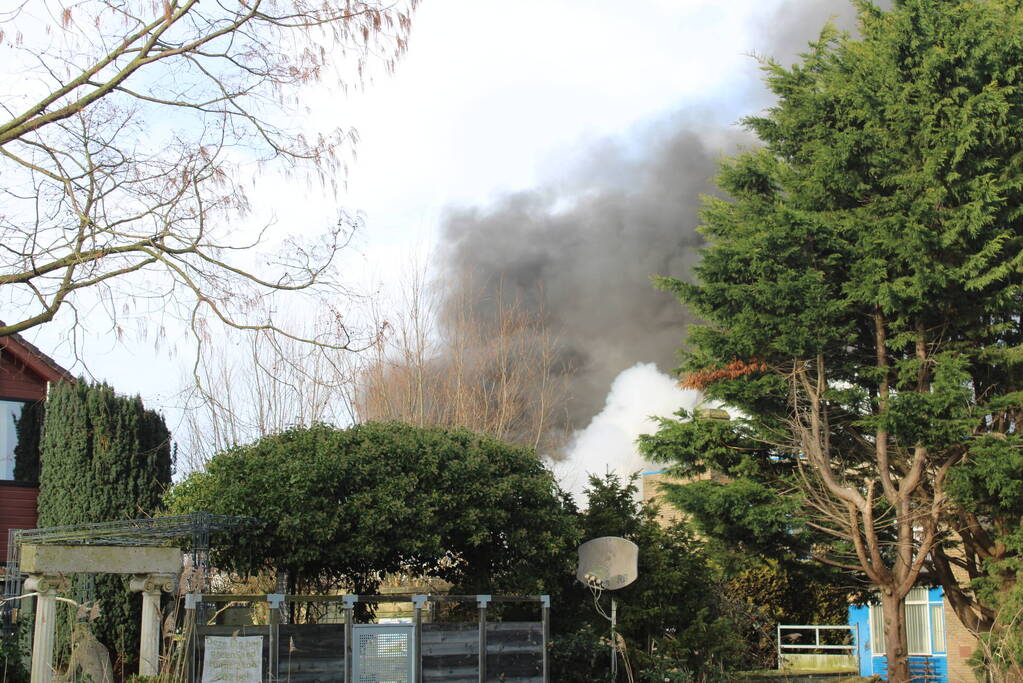 Hevige rookontwikkeling bij zeer grote brand in loods