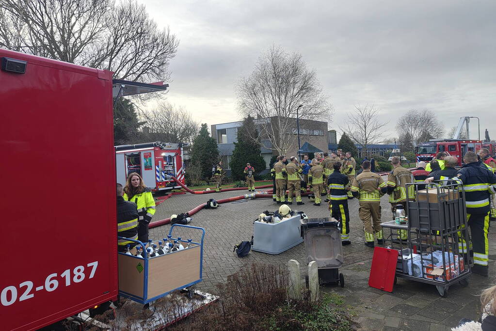 Hevige rookontwikkeling bij zeer grote brand in loods