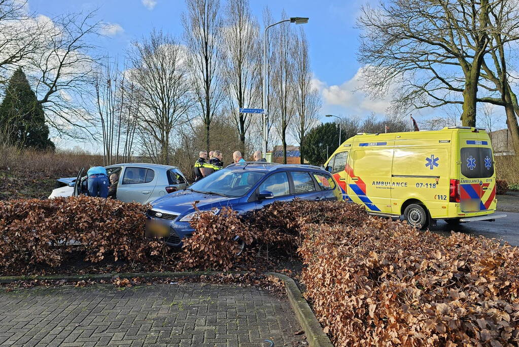 Flinke schade bij ongeval met twee personenauto's