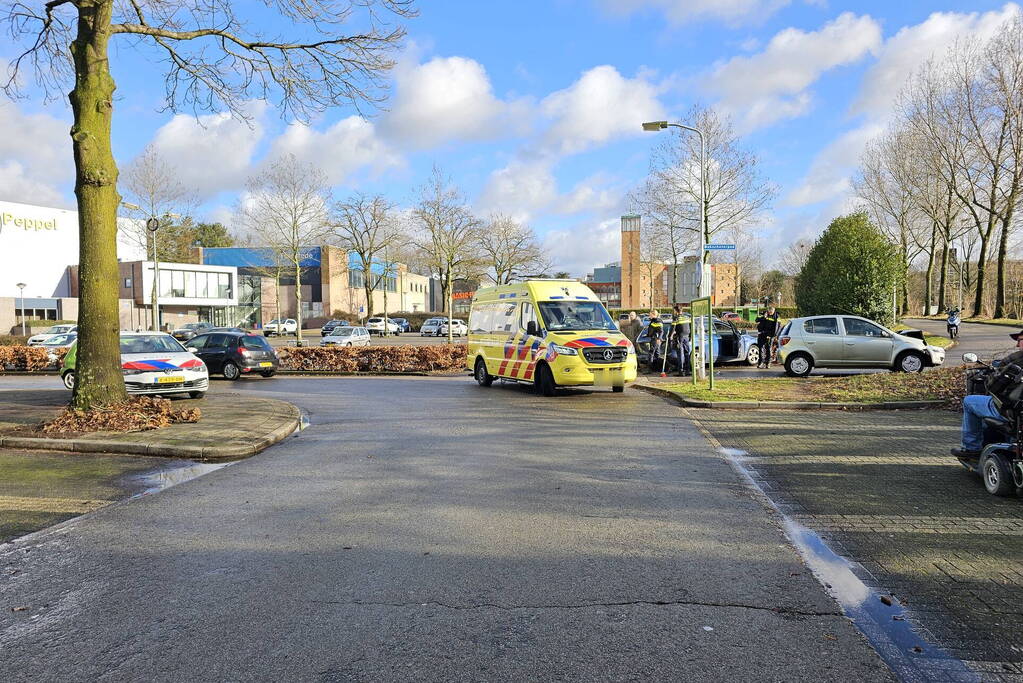 Flinke schade bij ongeval met twee personenauto's