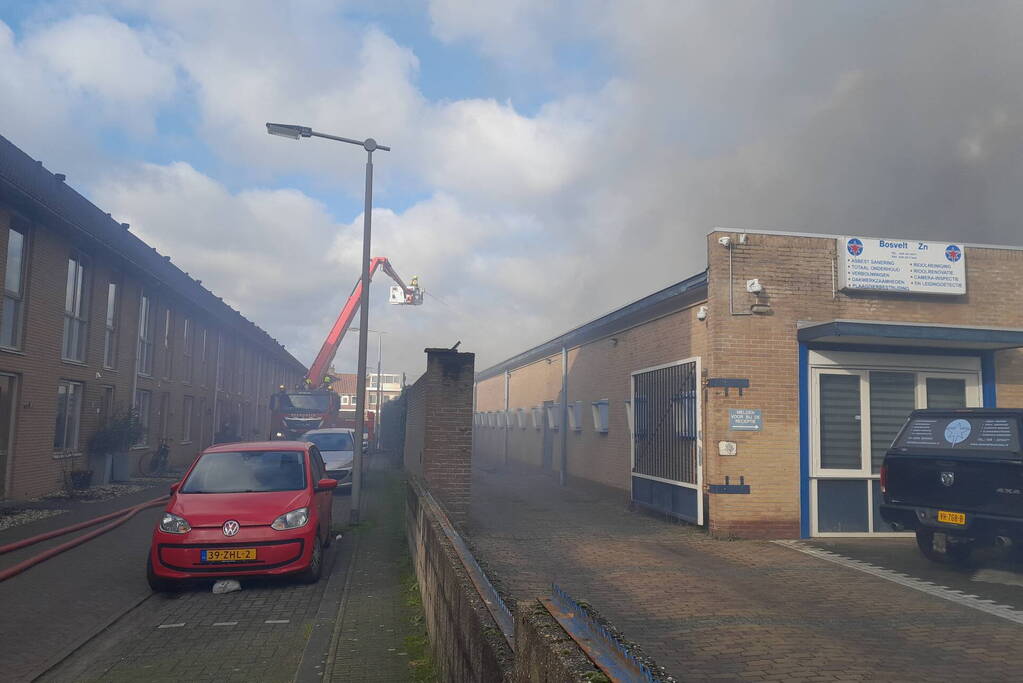 Enorme rookontwikkeling bij grote brand in industriepand