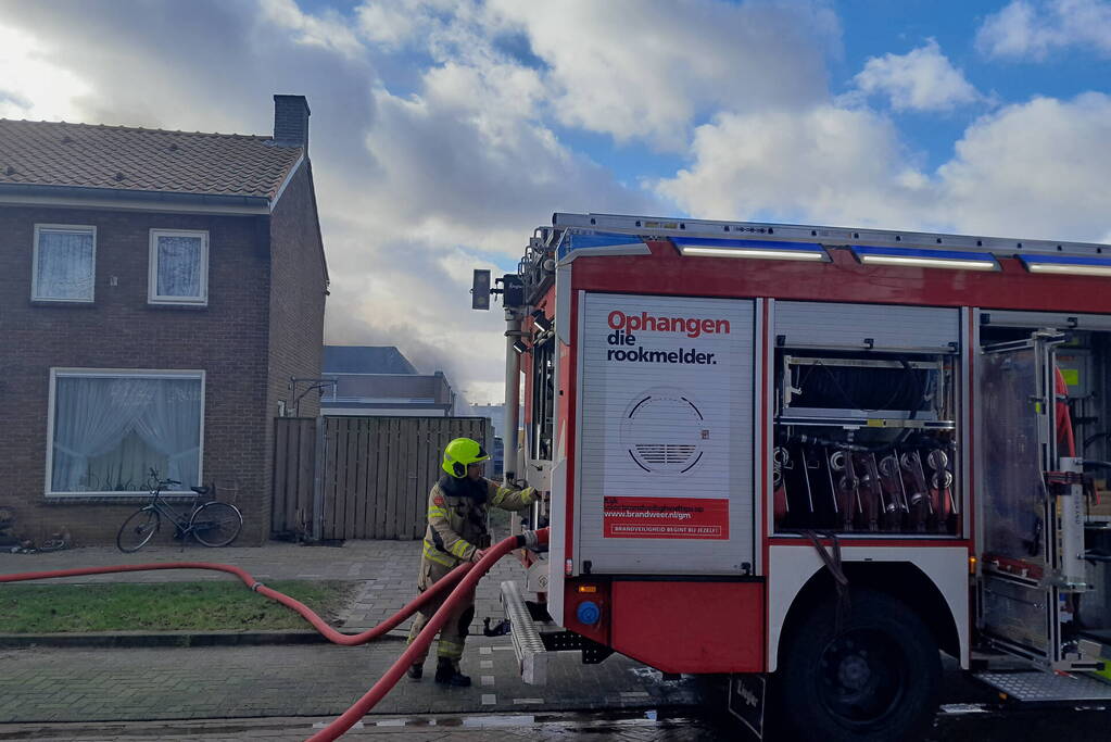 Enorme rookontwikkeling bij grote brand in industriepand