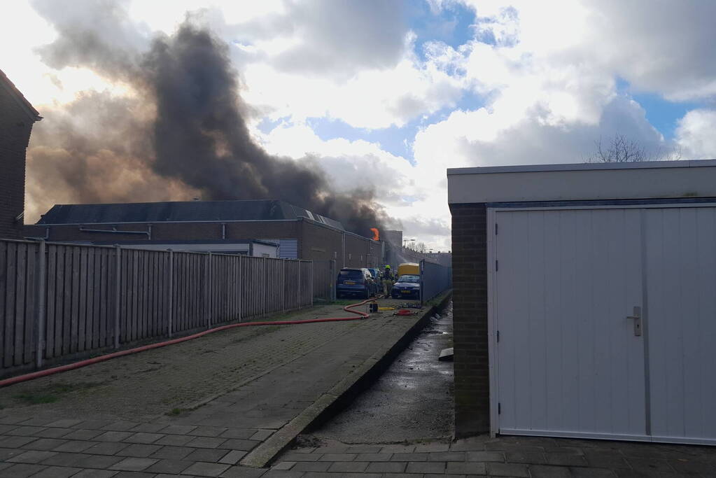 Enorme rookontwikkeling bij grote brand in industriepand