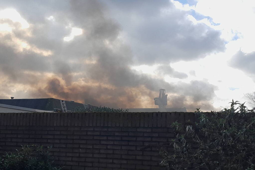 Enorme rookontwikkeling bij grote brand in industriepand