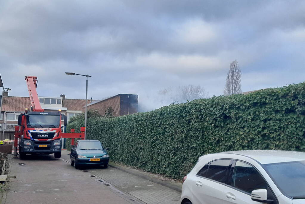 Enorme rookontwikkeling bij grote brand in industriepand