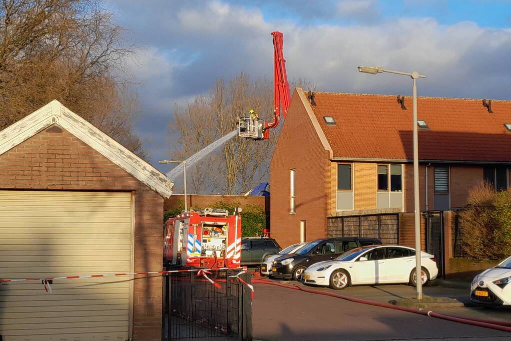 Enorme rookontwikkeling bij grote brand in industriepand