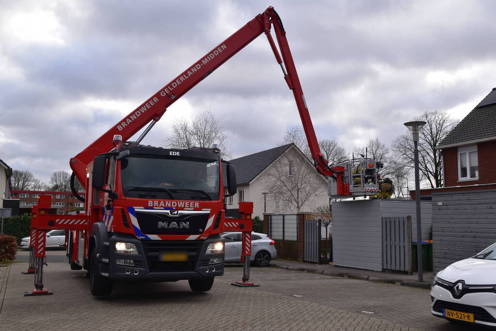 Brandweer haalt man van dak schuur