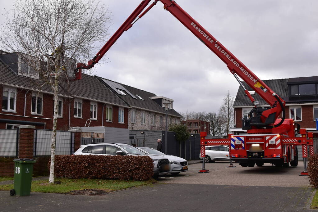 Brandweer haalt man van dak schuur