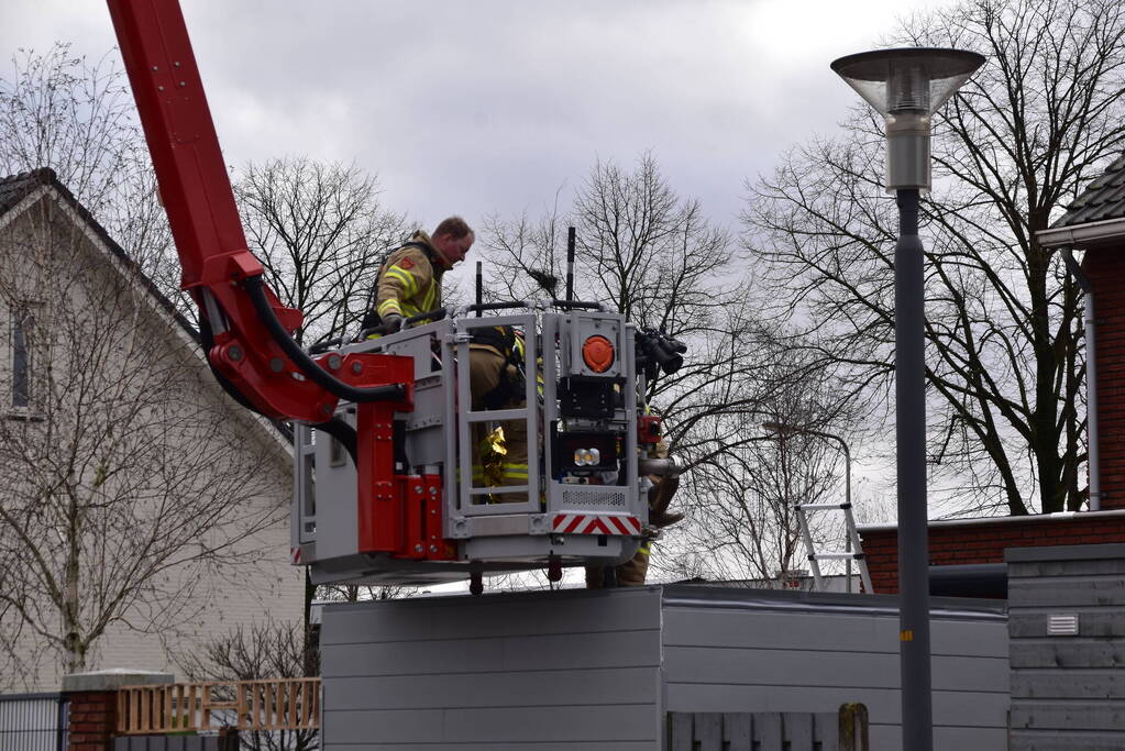 Brandweer haalt man van dak schuur