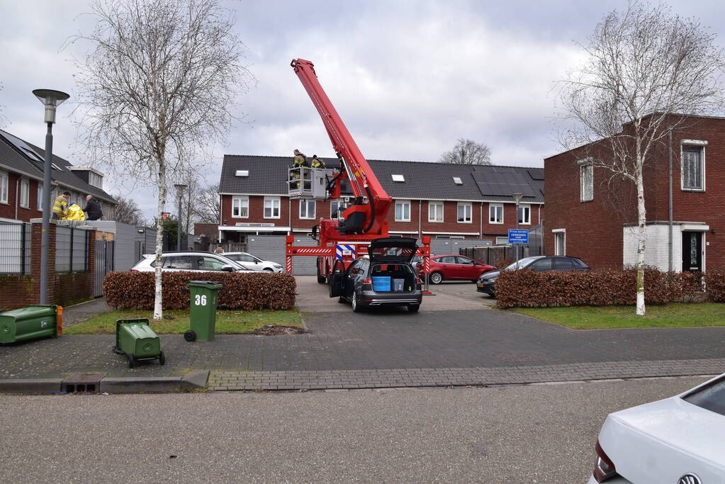 Brandweer haalt man van dak schuur