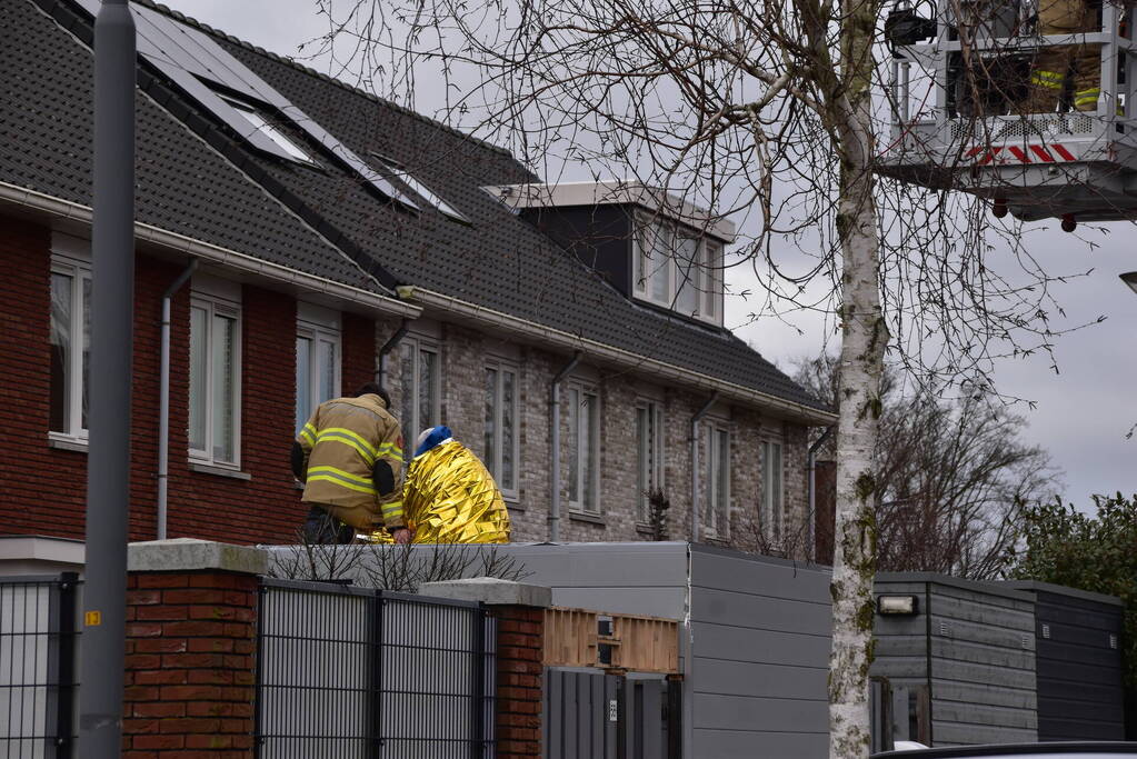 Brandweer haalt man van dak schuur