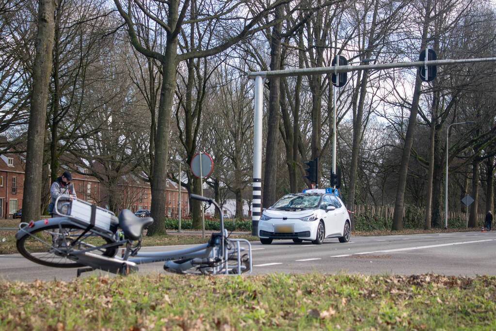 Fietser ernstig gewond bij botsing met lesauto