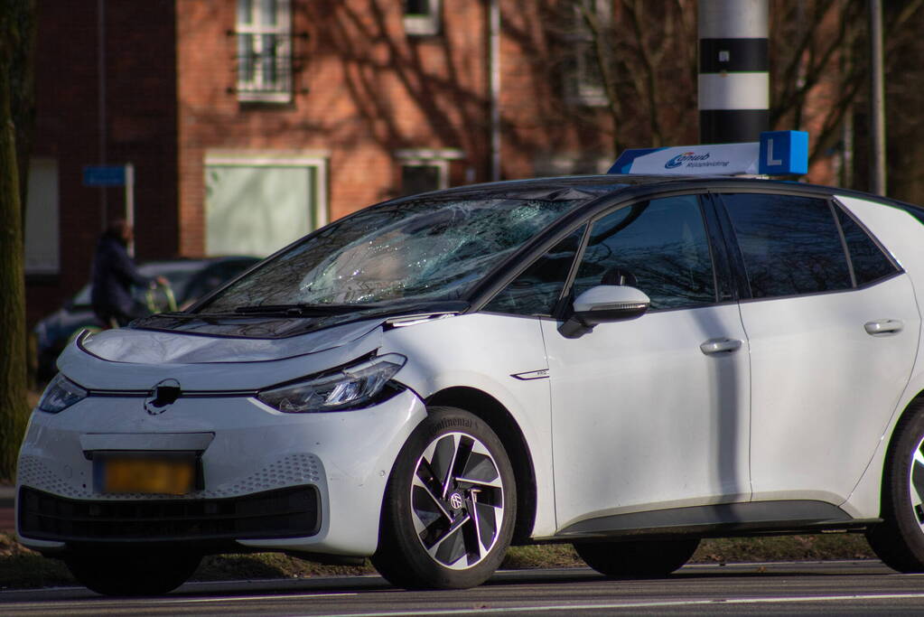 Fietser ernstig gewond bij botsing met lesauto