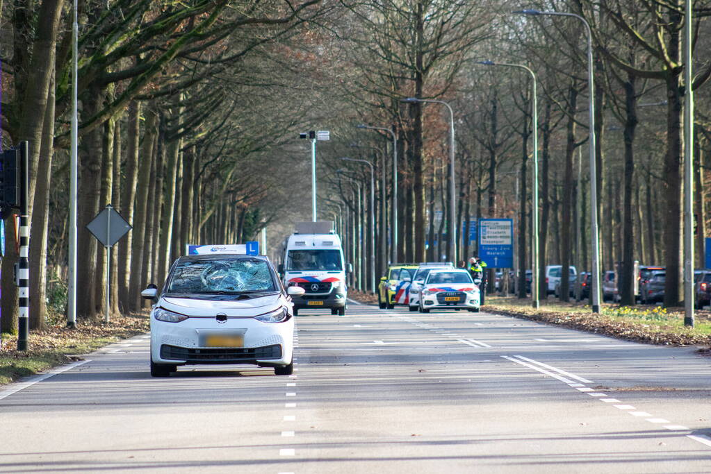 Fietser ernstig gewond bij botsing met lesauto