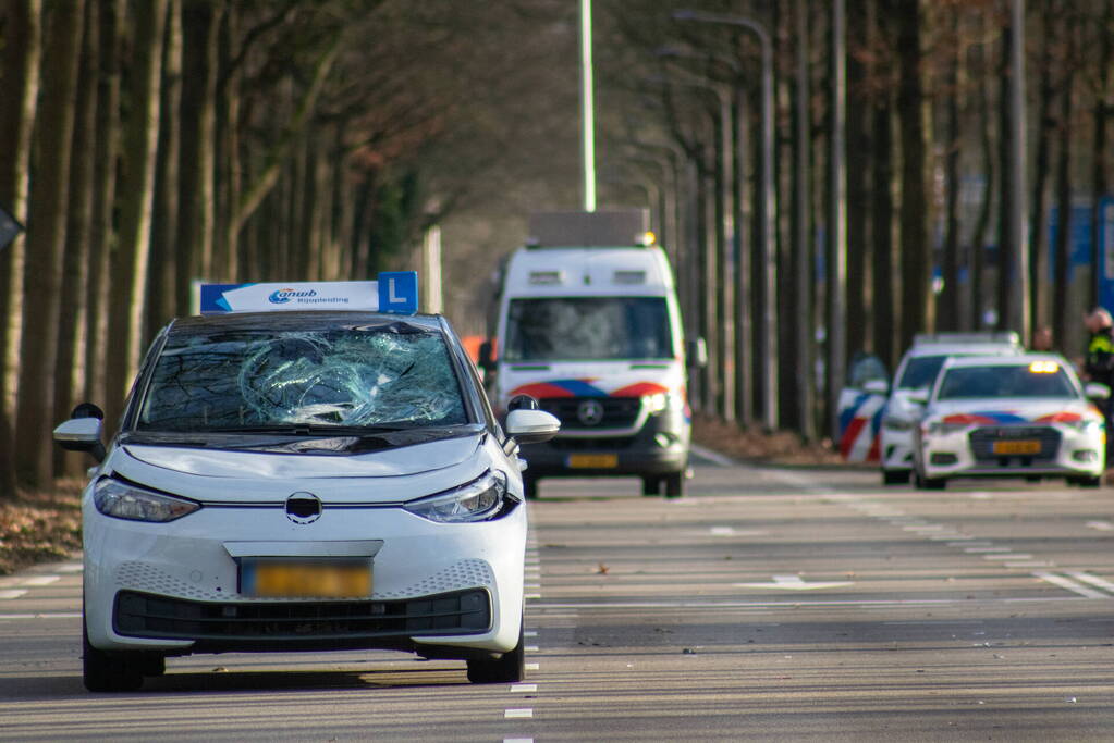 Fietser ernstig gewond bij botsing met lesauto