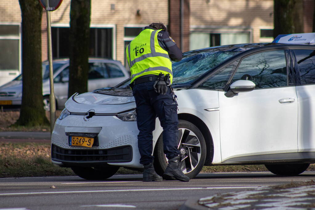 Fietser ernstig gewond bij botsing met lesauto