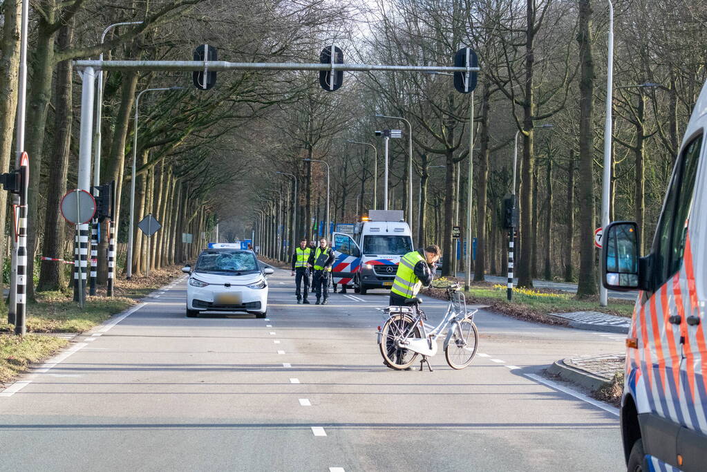 Fietser ernstig gewond bij botsing met lesauto