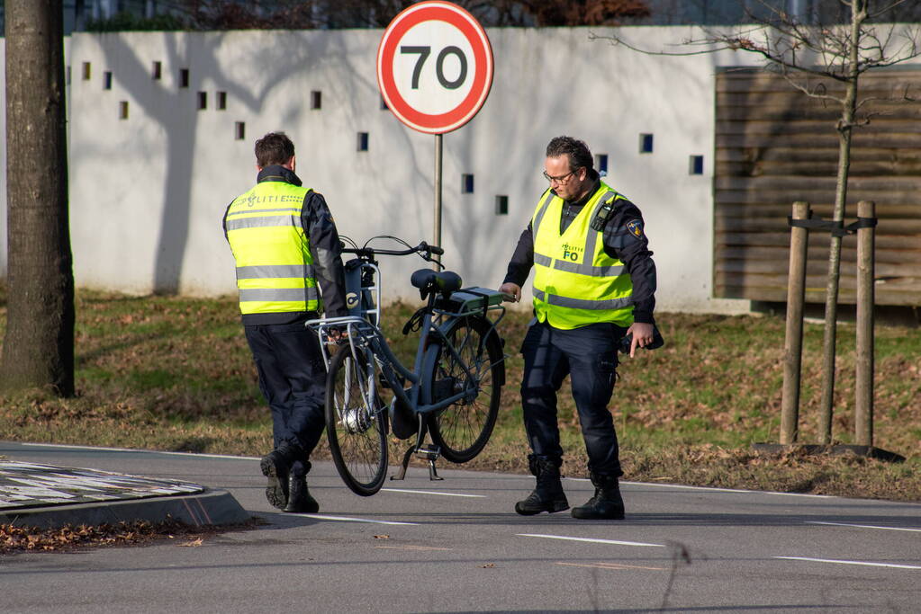 Fietser ernstig gewond bij botsing met lesauto