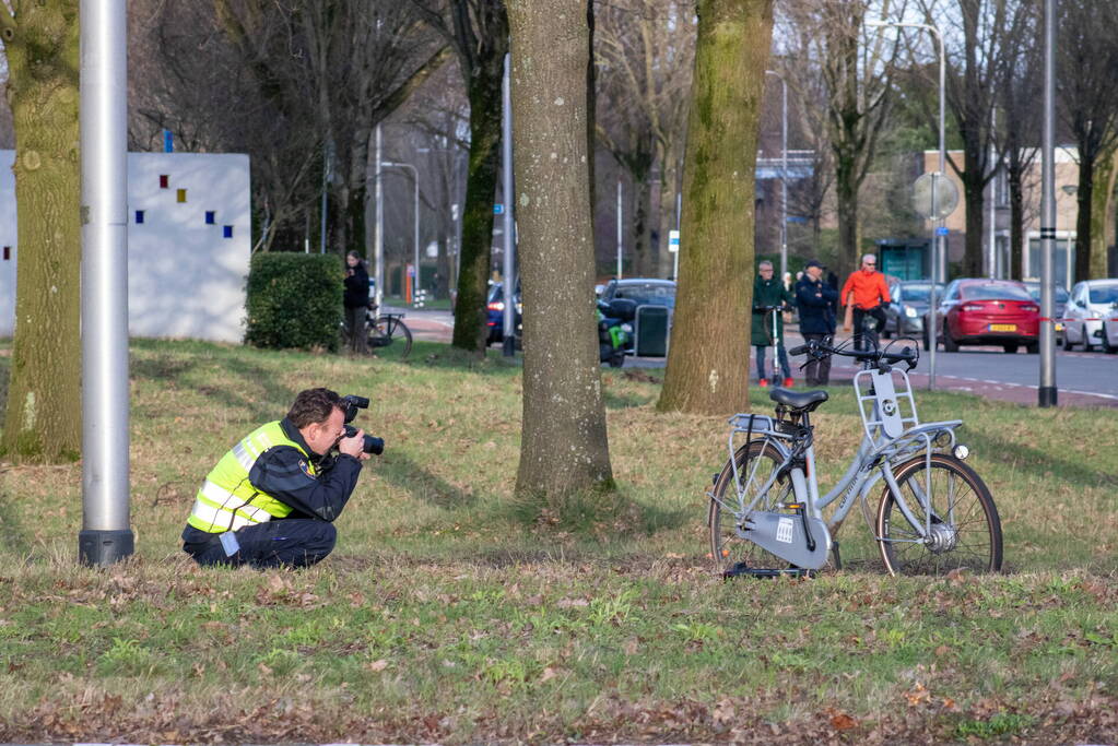 Fietser ernstig gewond bij botsing met lesauto