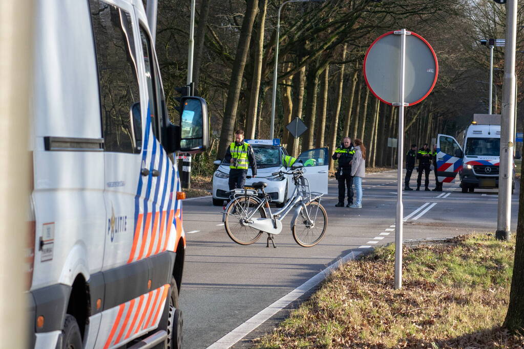 Fietser ernstig gewond bij botsing met lesauto