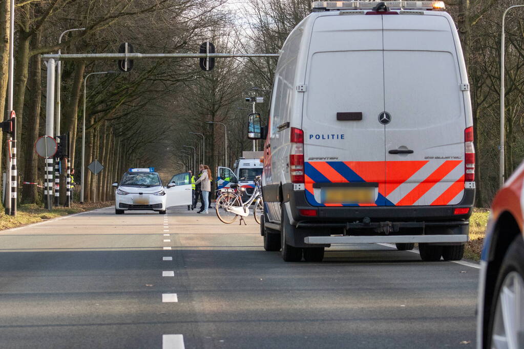 Fietser ernstig gewond bij botsing met lesauto