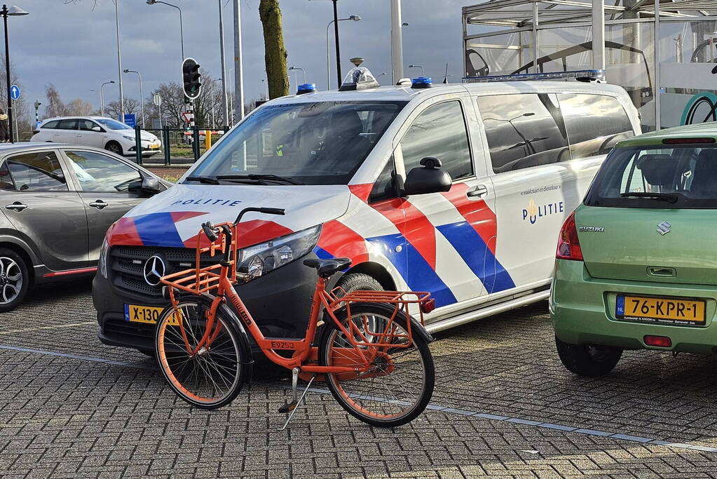 Fietser rijdt tegen verkeer in en wordt aangereden