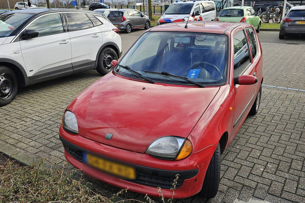 Fietser rijdt tegen verkeer in en wordt aangereden