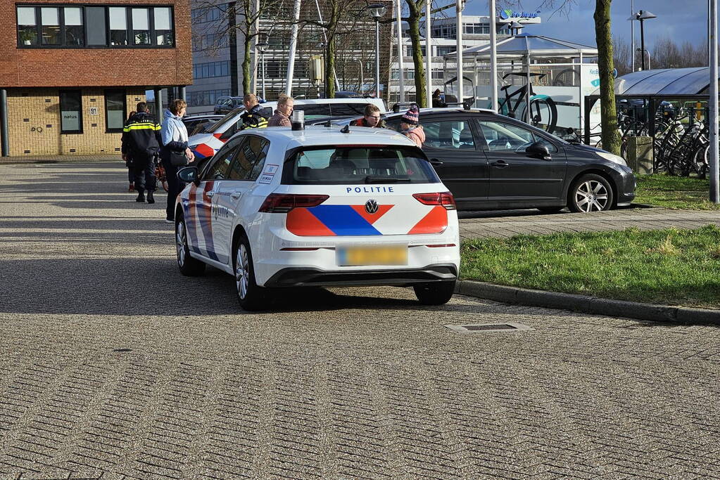 Fietser rijdt tegen verkeer in en wordt aangereden